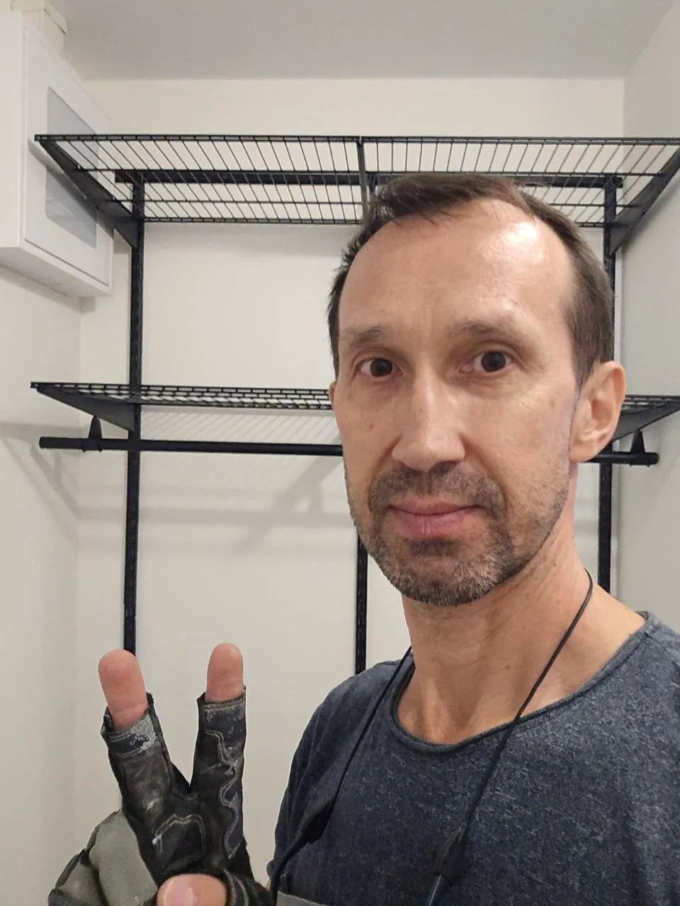Мастер Gran Estetica на объекте на фоне смонтированной системы хранения в гардеробной
